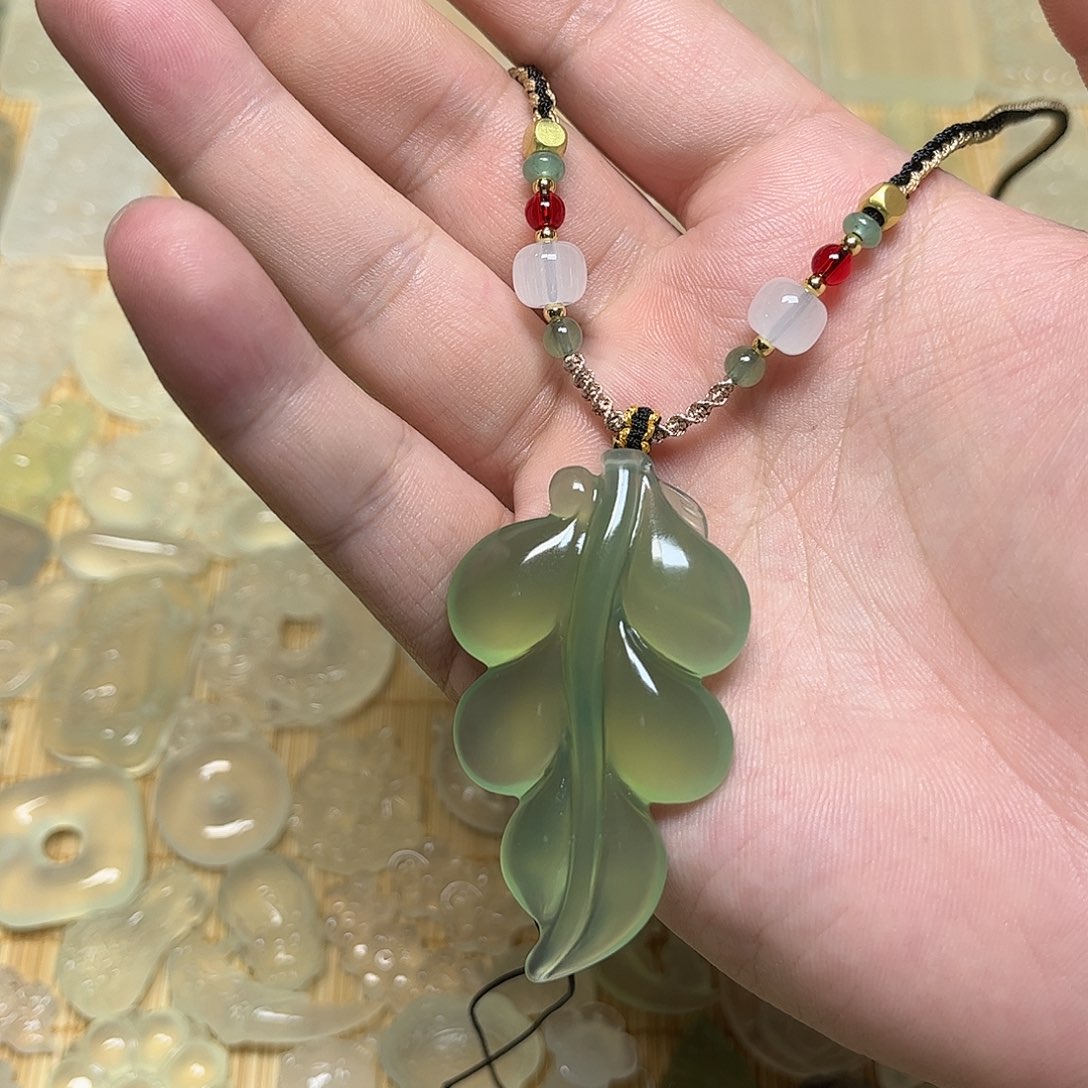 蛇纹石玉未镶嵌颈饰