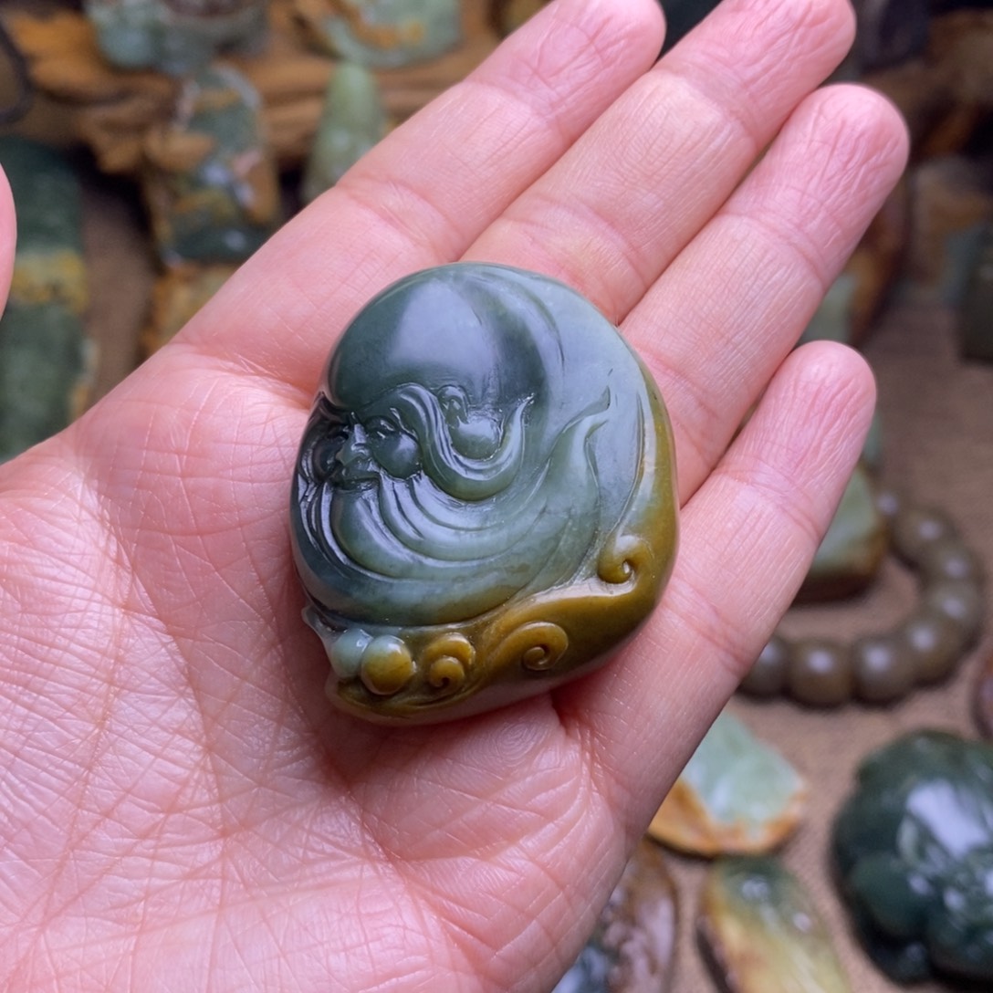 伍***。岫岩河磨玉（透闪石质玉）未镶嵌挂件