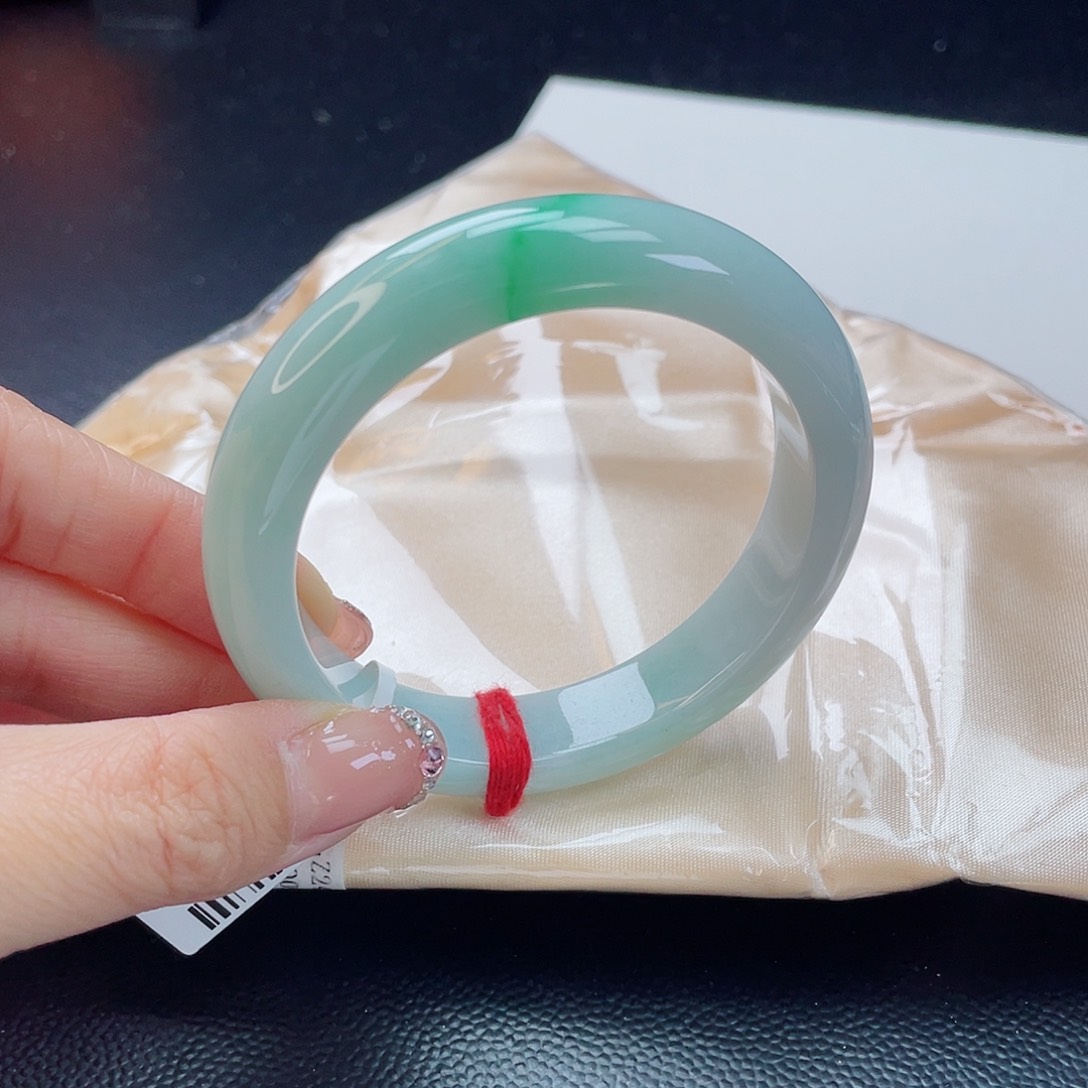 翡翠手镯未镶嵌翡翠