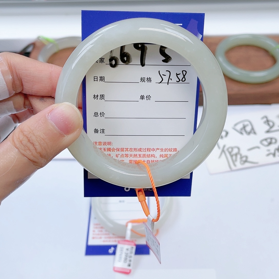 和田玉手镯未镶嵌