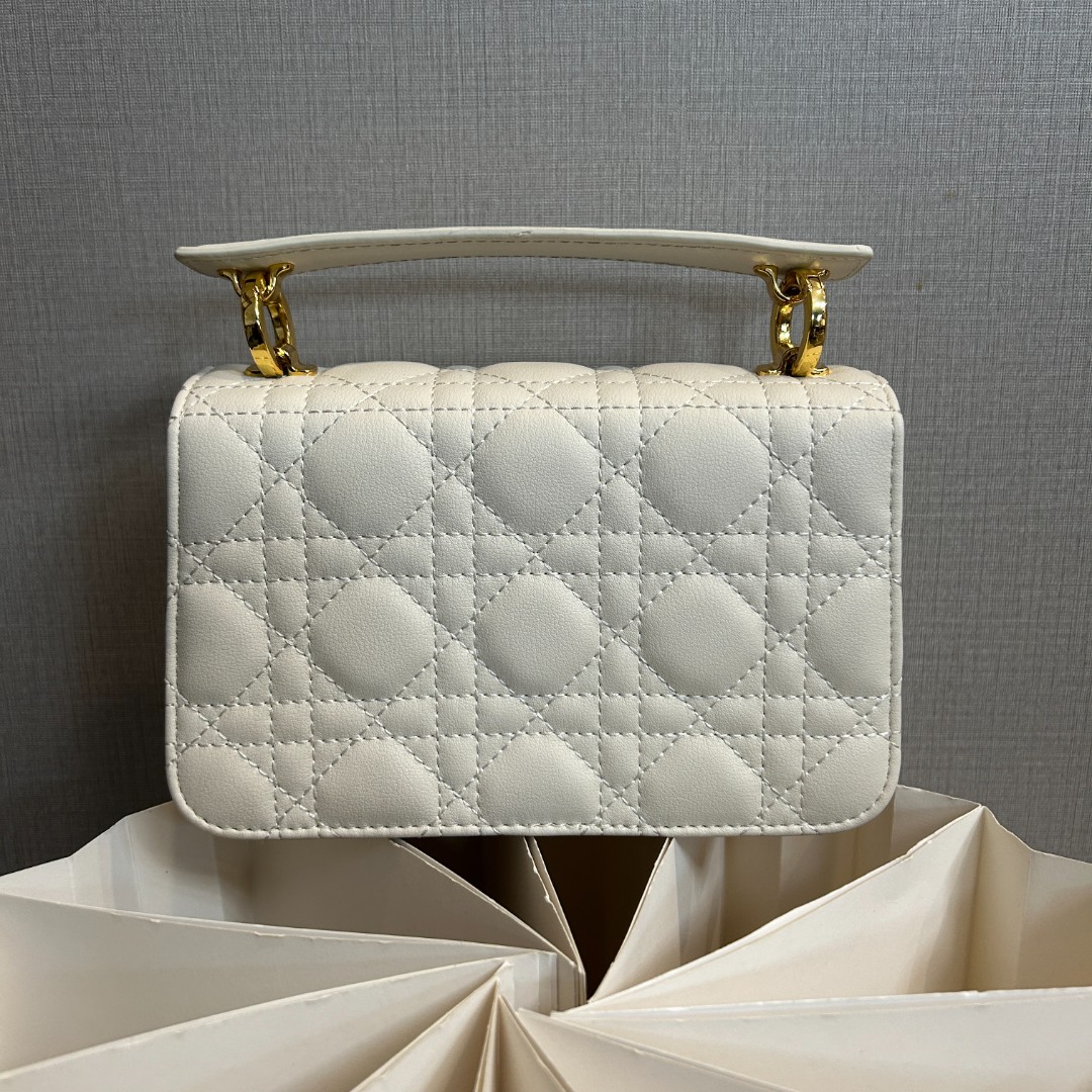 潮流打造真皮女士气质百搭包 10545 白色朱蒂中号