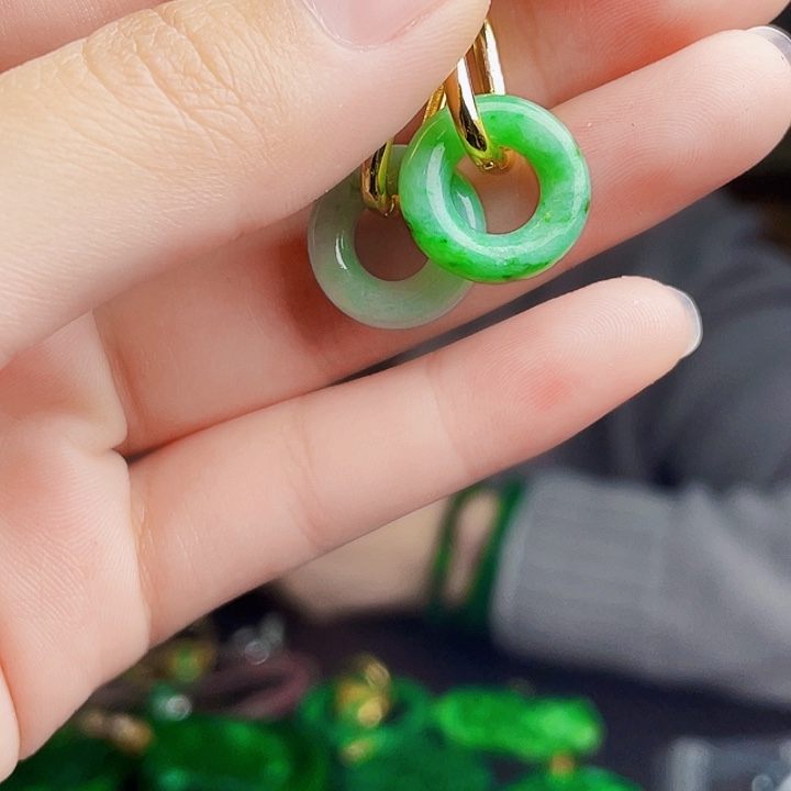 翡翠未镶嵌颈饰多样性