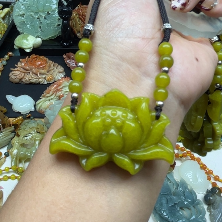 蛇纹石玉未镶嵌颈饰