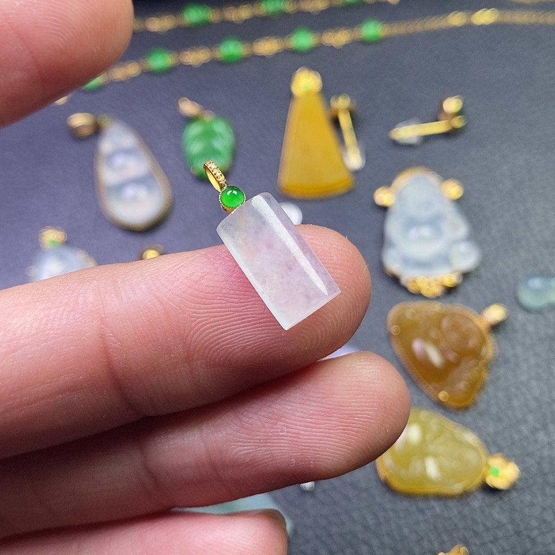 颈饰18K金镶嵌翡翠