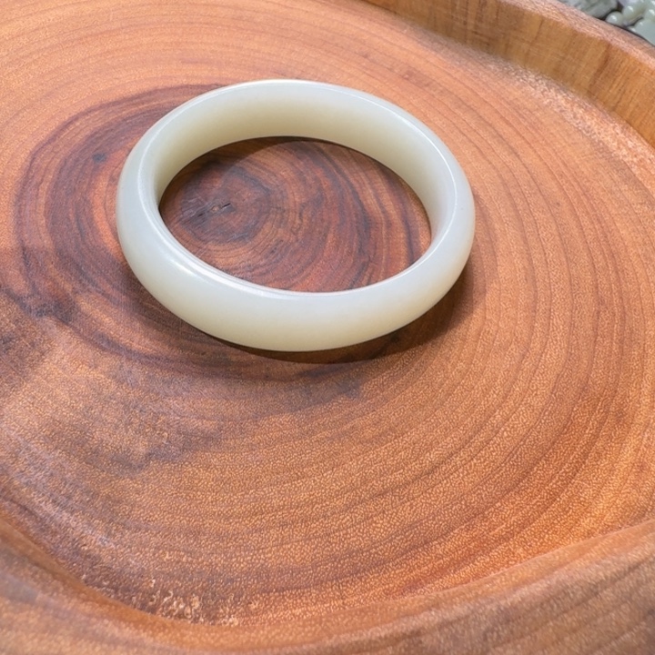 和田玉未镶嵌手镯