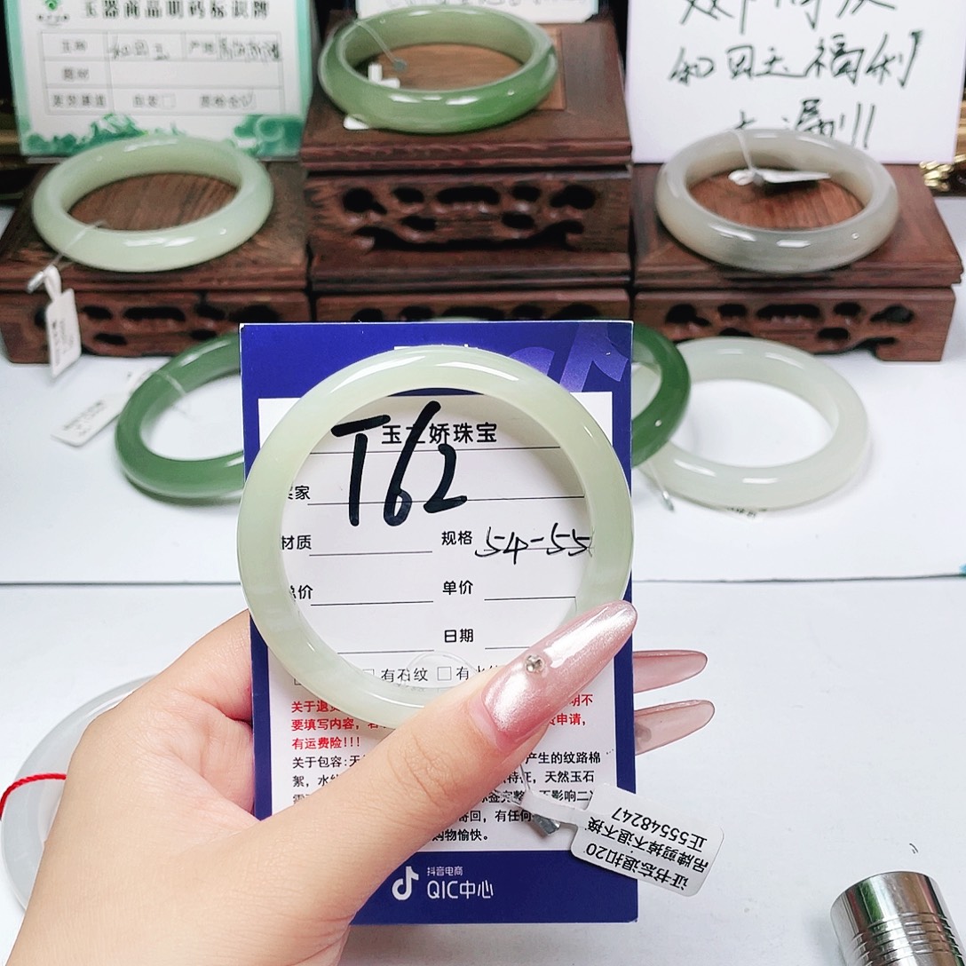 静***姐和田玉未镶嵌手镯