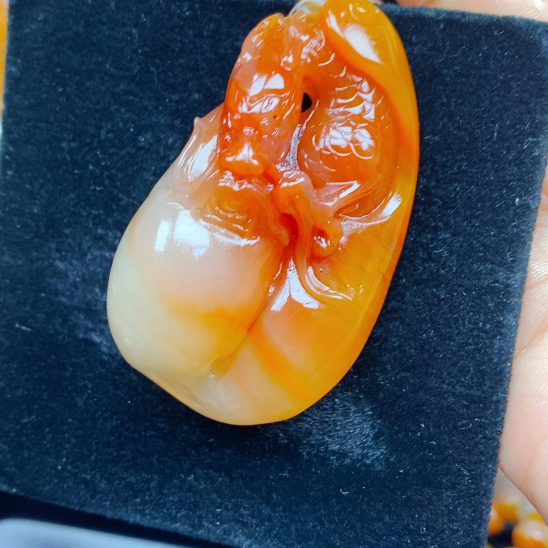未镶嵌石英质玉（黄龙玉）颈饰