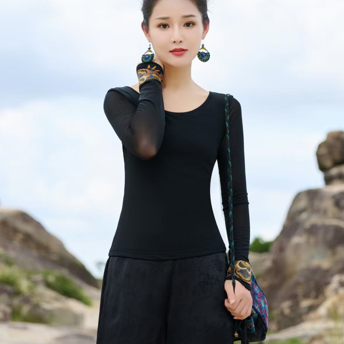 【雅衣阁】2026春季新款民族风复古刺绣女装修身长袖显瘦洋气打底衫