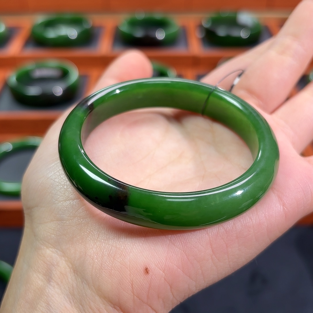 和田玉（碧玉）未镶嵌手镯红皮辣阳绿5354