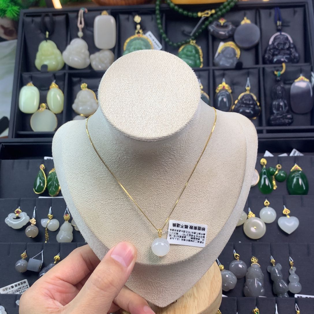 和田玉吊坠18K金镶嵌