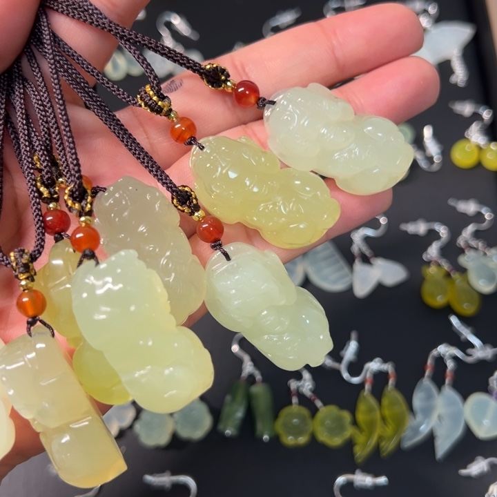 蛇纹石玉未镶嵌颈饰