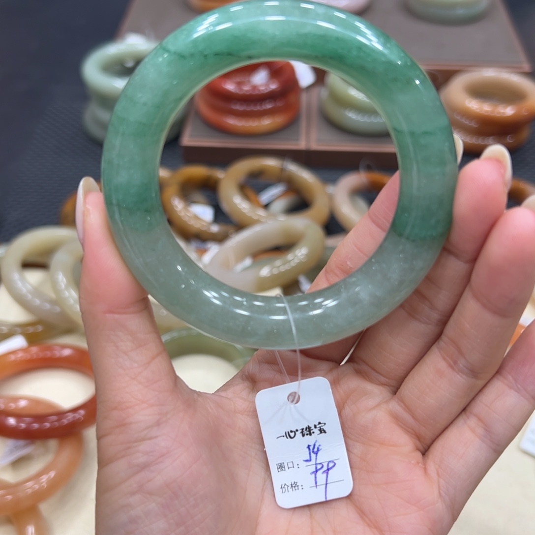 未镶嵌手镯石英质玉