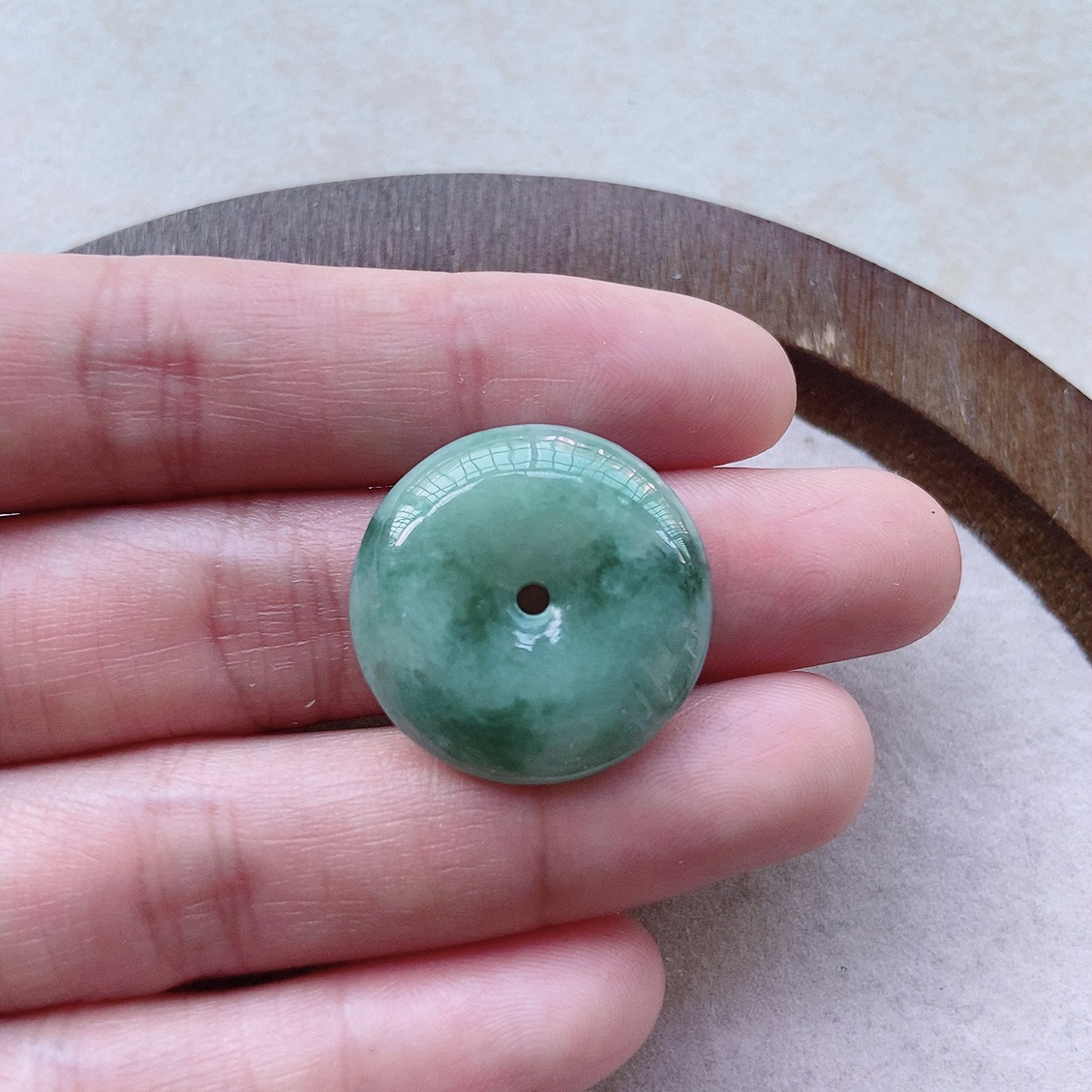 天然翡翠A货绿底飘花平安扣吊坠 尺寸23×5.4mm