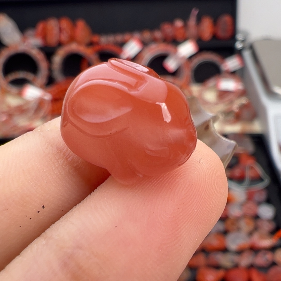 南红玛瑙未镶嵌颈饰趴趴兔