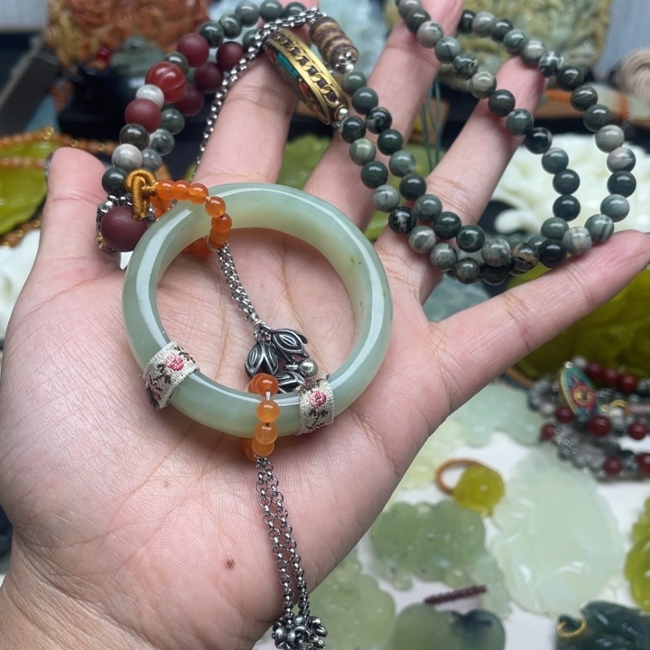 蛇纹石玉未镶嵌颈饰