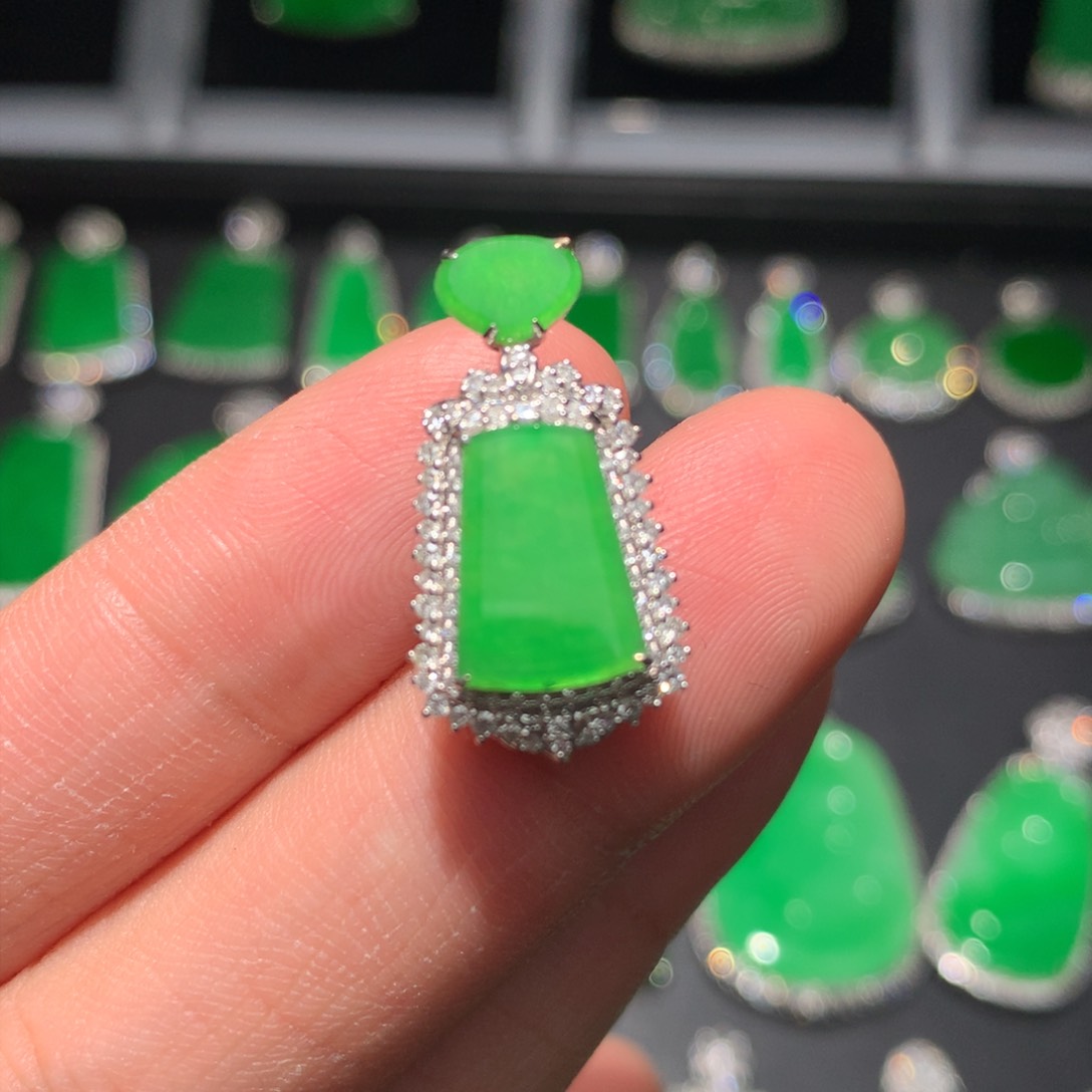 翡翠颈饰18K金镶嵌翡翠