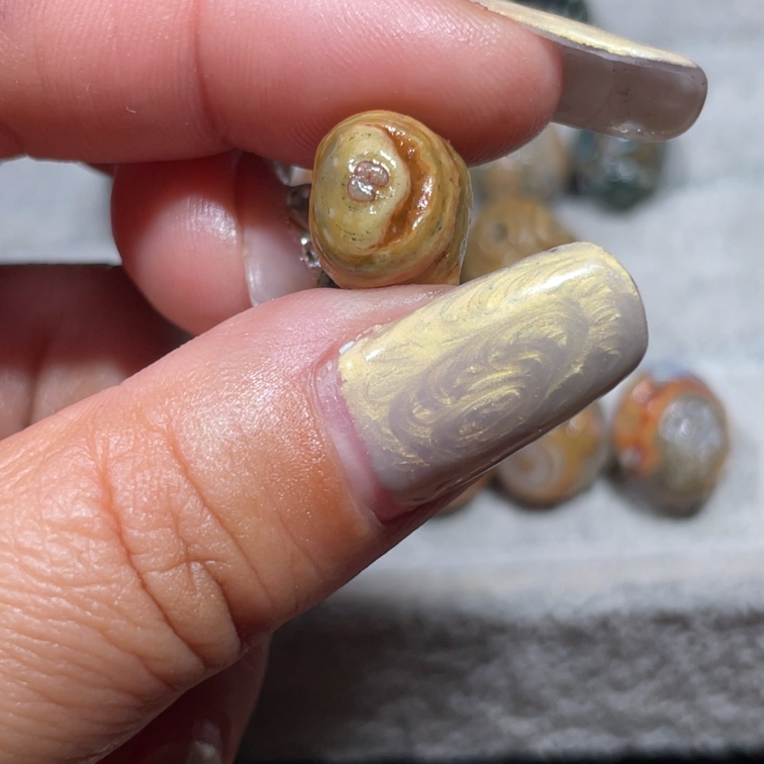 阿拉善眼睛石打孔不退换