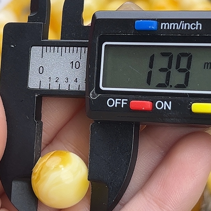 蜜蜡未镶嵌裸石微瑕474