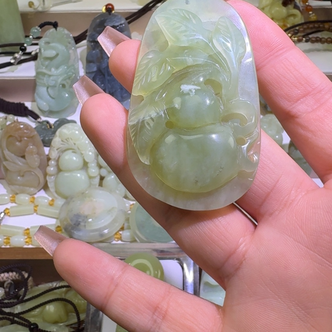 蛇纹石玉未镶嵌颈饰