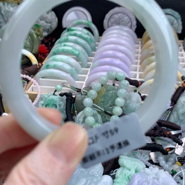 翡翠手镯未镶嵌吊坠