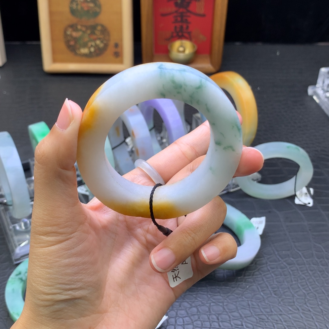 金***格定制翡翠未镶嵌翡翠手镯