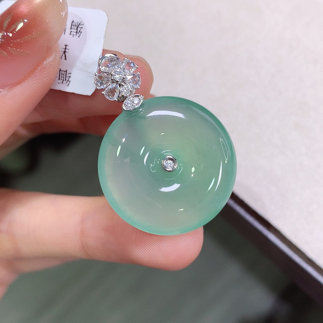 傲***儿翡翠18K金镶嵌颈饰