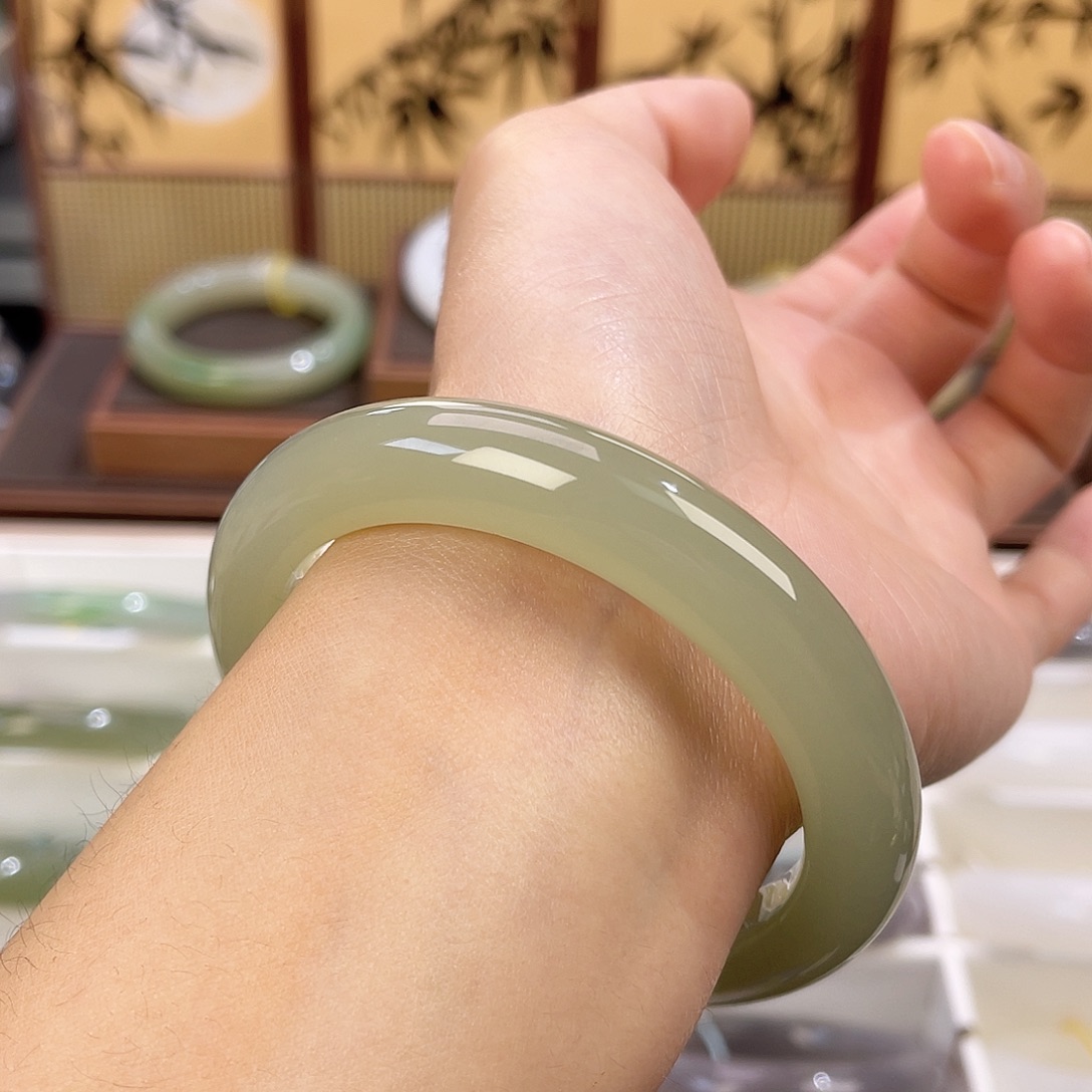 和田玉未镶嵌手镯冰绿晴