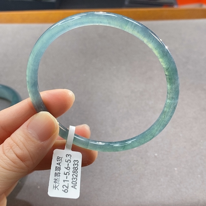 翡翠未镶嵌手镯（圆镯）