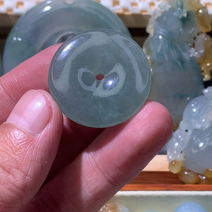 郁****翡翠未镶嵌颈饰平安扣