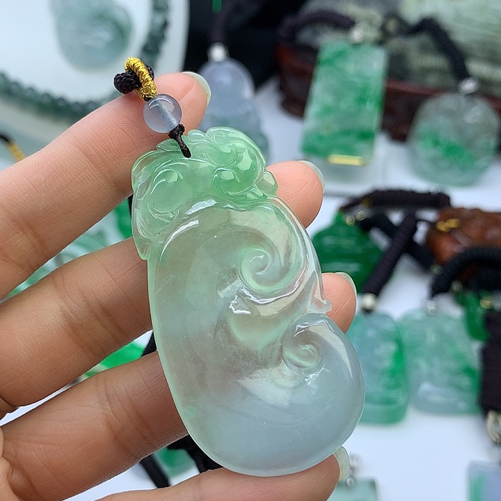 翡翠未镶嵌吊坠(赠链)