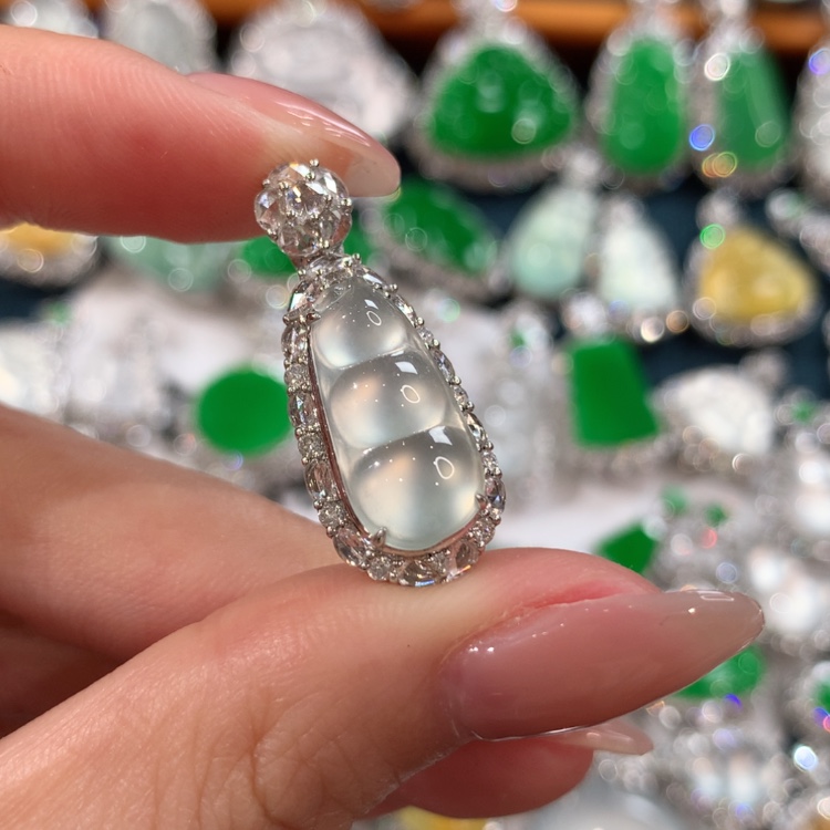 【闪购商品】翡翠颈饰18K金镶嵌福豆