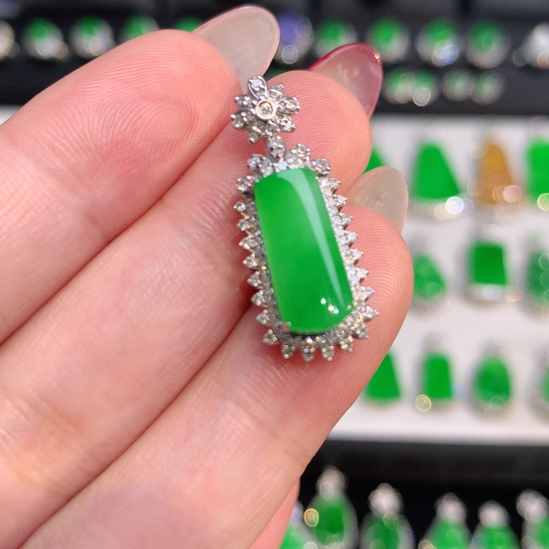 翡翠18K金镶嵌颈饰