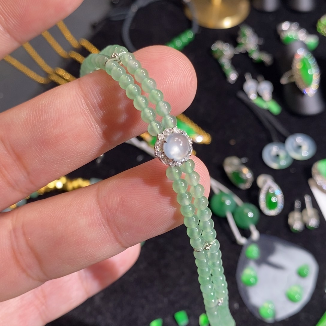 翡翠手串18K金镶嵌晴绿底珠串