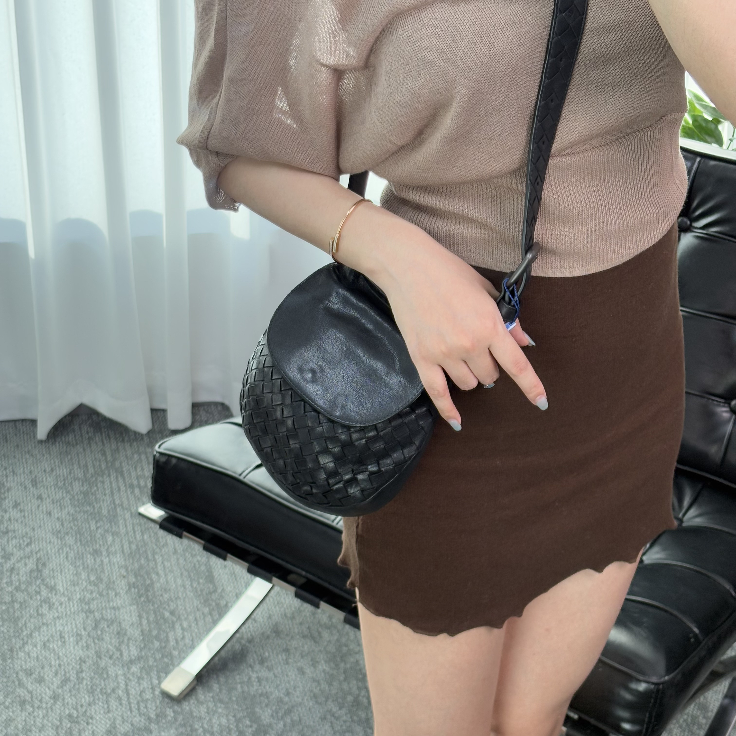 95新 BOTTEGA VENETA/葆蝶家 黑色皮质编织斜挎包jc