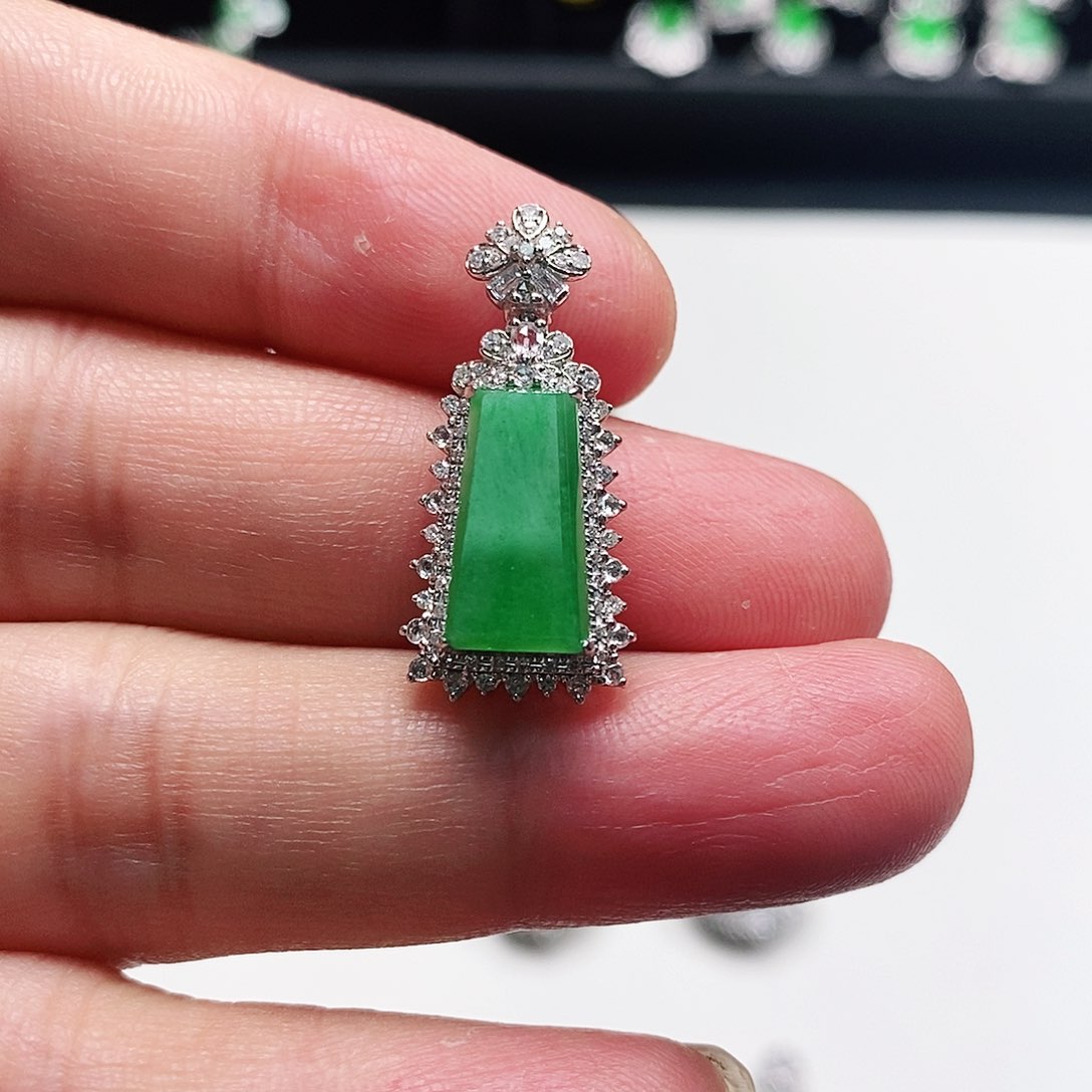 翡翠颈饰18K金镶嵌天然缅甸翡翠A货