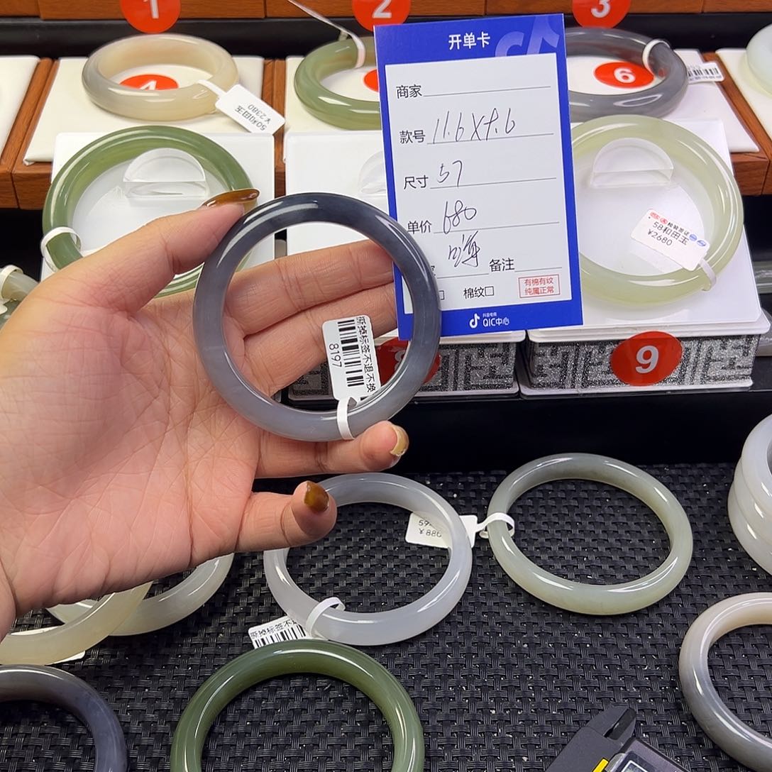 嗨***和田玉未镶嵌手镯