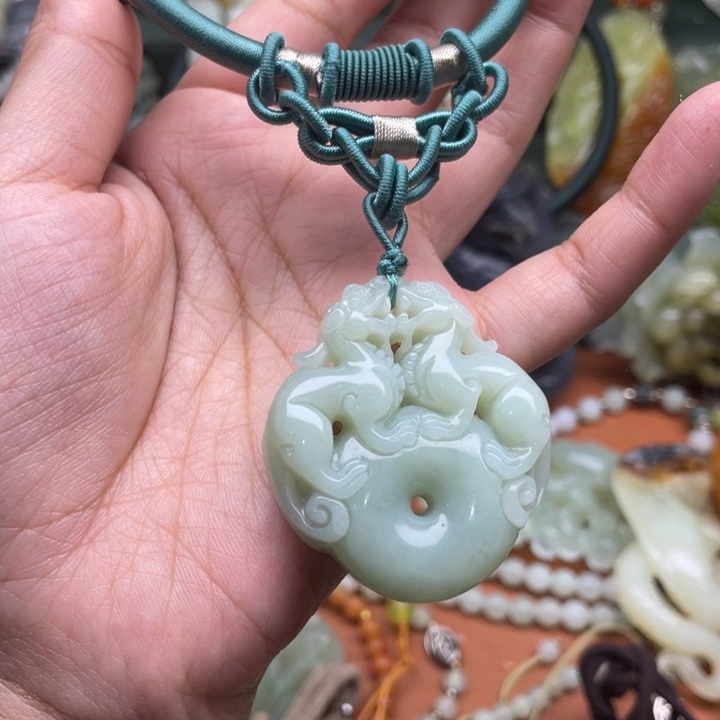 蛇纹石玉吊坠合金