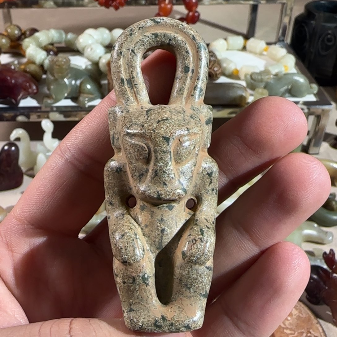 蛇纹石玉颈饰未镶嵌