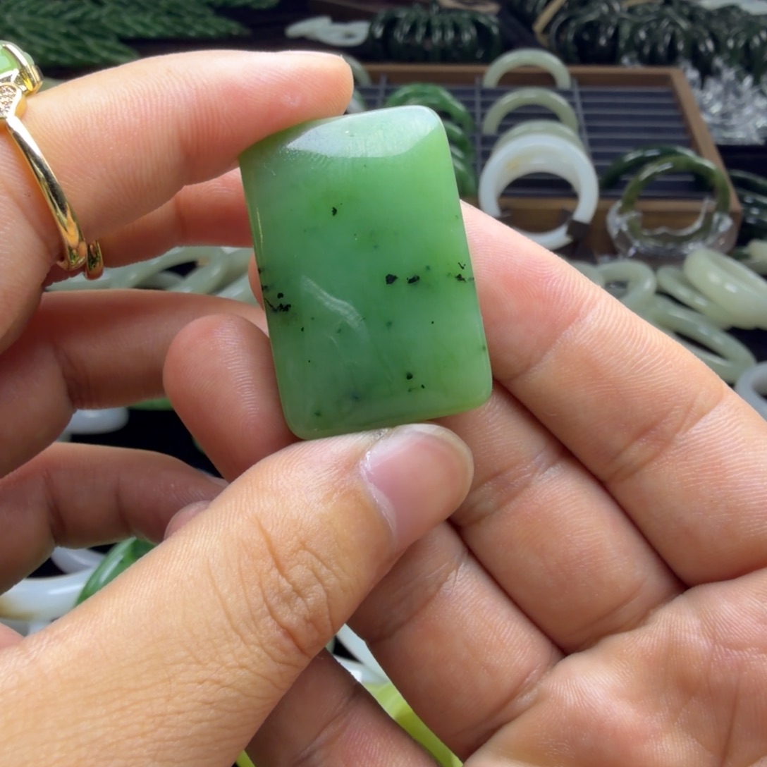 ****嘻和田玉未镶嵌车挂