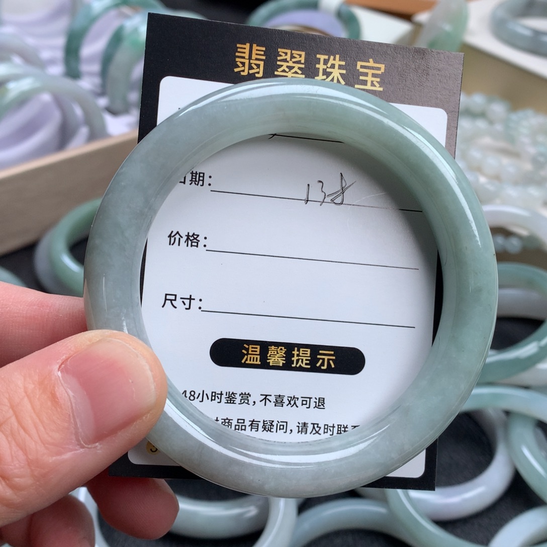 莫****翡翠未镶嵌手镯成品