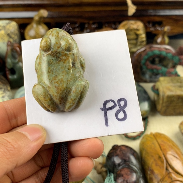 岫岩河磨玉（透闪石质玉）未镶嵌珠宝奇石世**窗