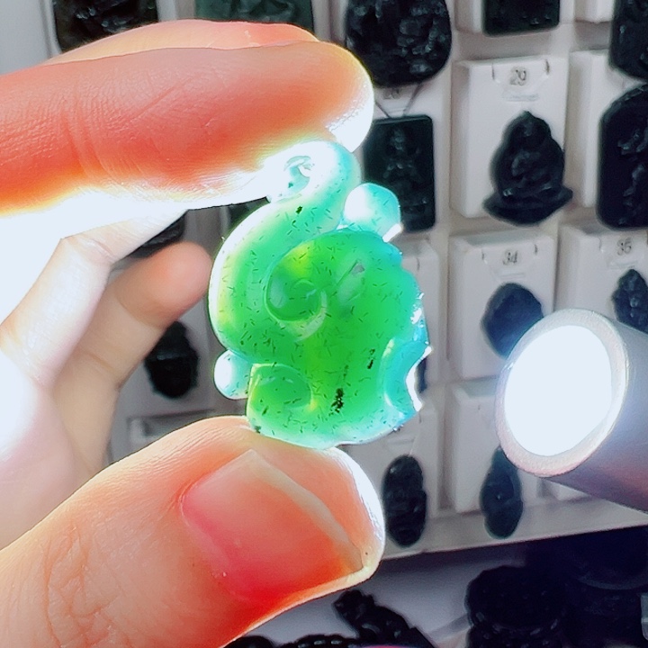 蛇纹石玉颈饰未镶嵌