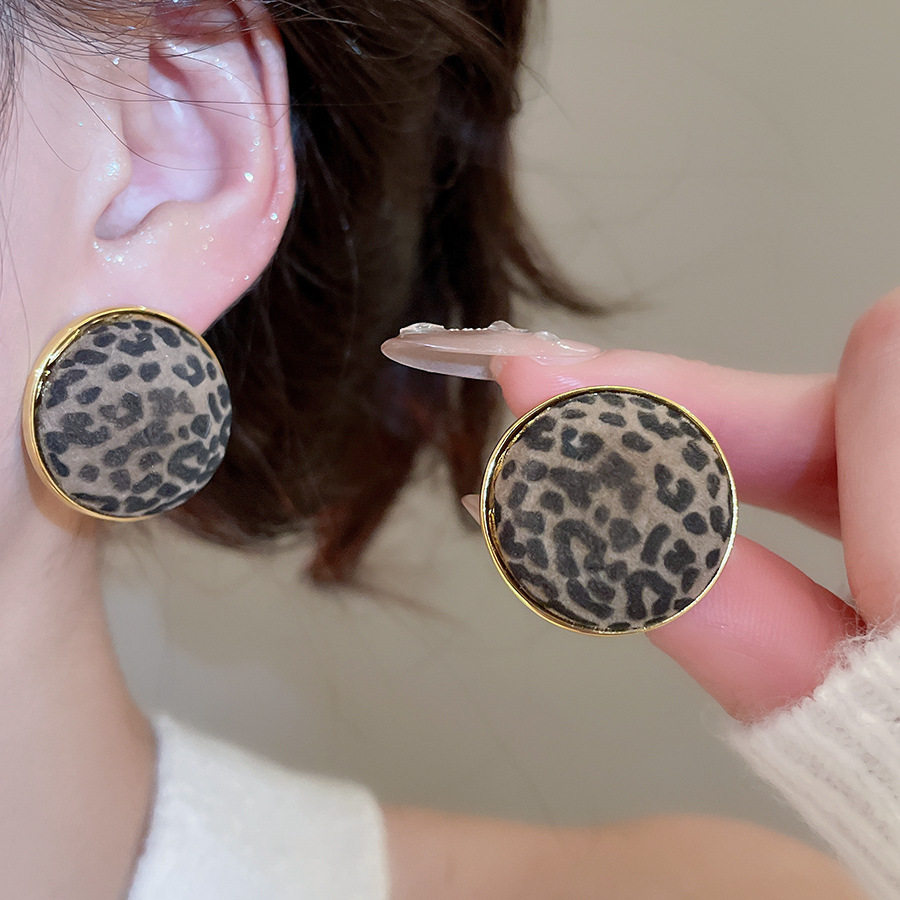 铜合金布艺耳饰 秋冬港风复古植绒豹纹几何耳钉时尚气质耳环A546
