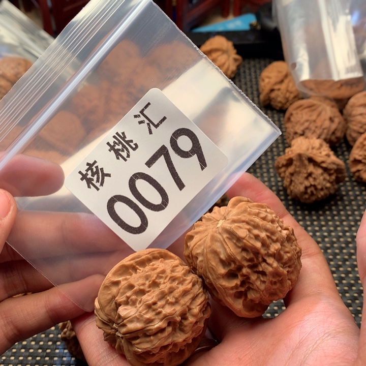 文玩核桃吊坠金麒麟