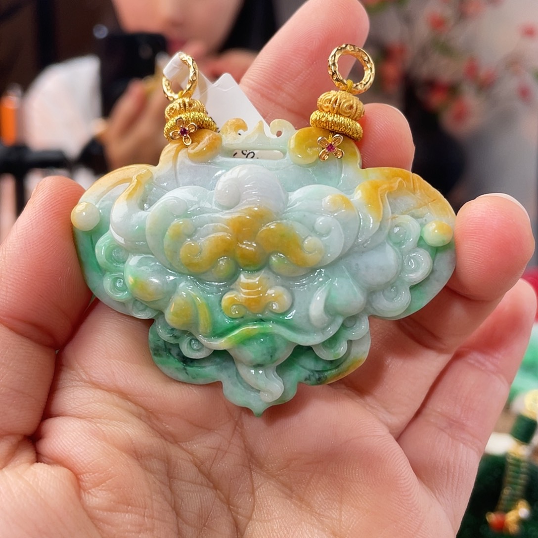 翡翠未镶嵌吊坠(赠链)