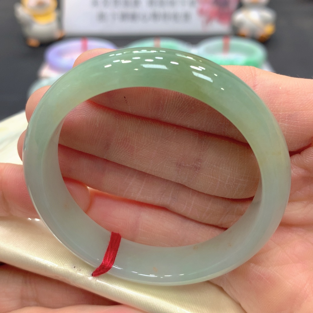 翡翠手镯未镶嵌翡翠