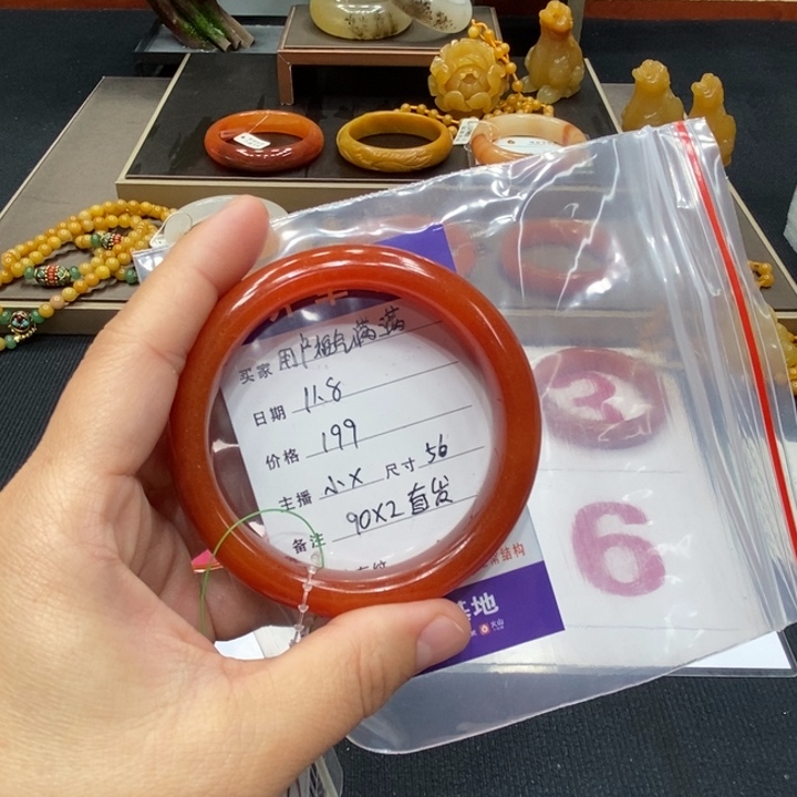 用***满石英质玉（黄龙玉）未镶嵌手镯