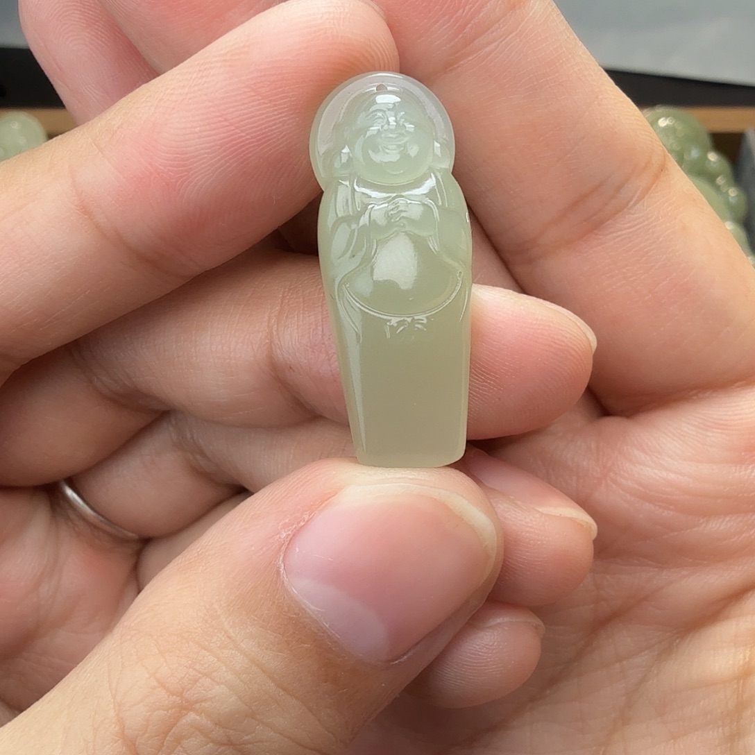 和田玉未镶嵌颈饰站佛特价款