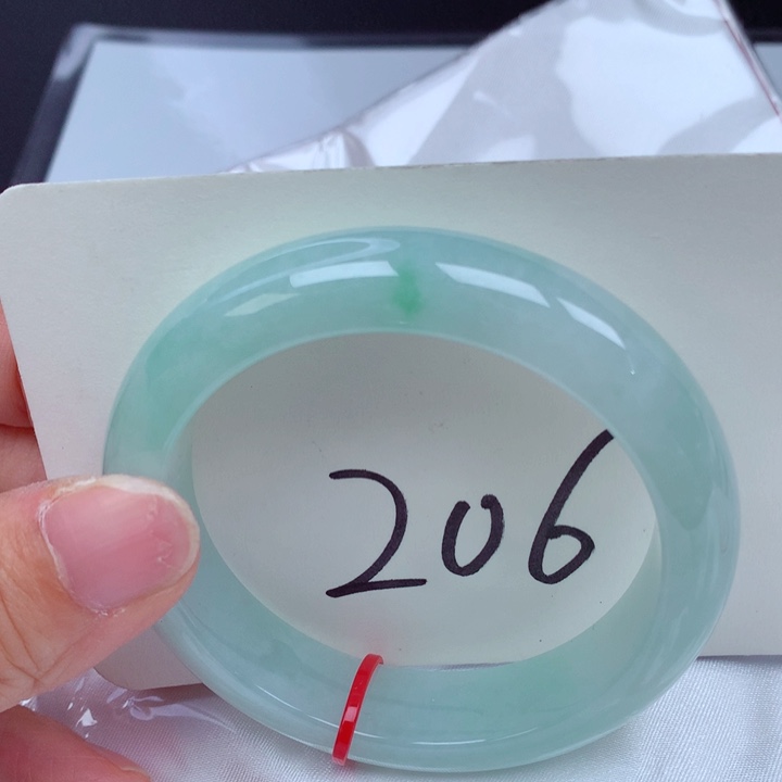 翡翠手镯未镶嵌翡翠