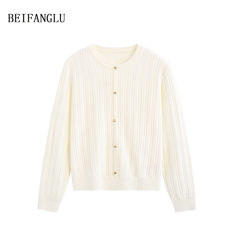 北方鹿 优雅自洽 精纺羊毛2025早春气质小金扣薄款针织打底衫1381